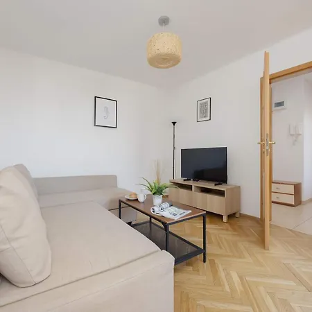 Wola Spacious 3-bedroom Close To The Metro By Renters