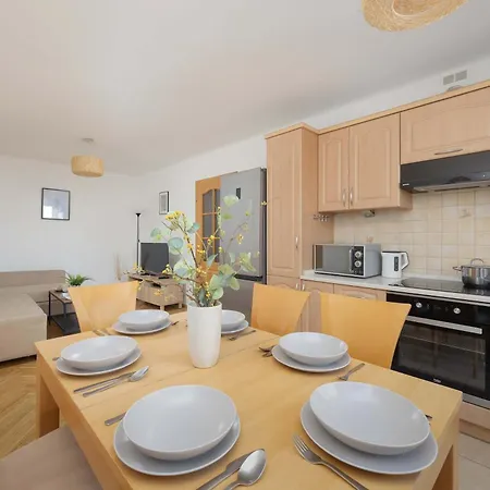 Wola Spacious 3-bedroom Close To The Metro By Renters *