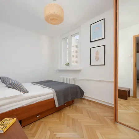 Wola Spacious 3-bedroom Close To The Metro By Renters Διαμέρισμα Βαρσοβία