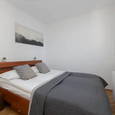 Wola Spacious 3-bedroom Close To The Metro By Renters Apartment