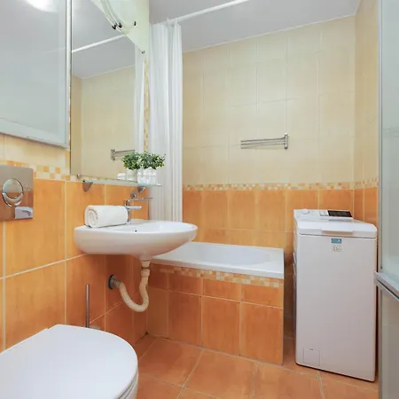 Wola Spacious 3-bedroom Close To The Metro By Renters Apartment