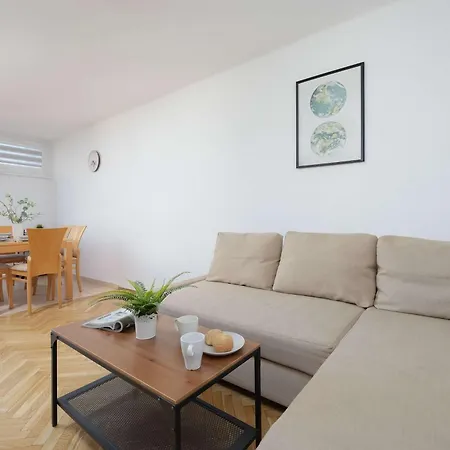 Apartament Wola Spacious 3-bedroom Close To The Metro By Renters *
