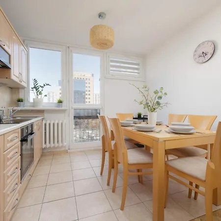 Wola Spacious 3-bedroom Close To The Metro By Renters Appartement Varsovie