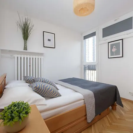Wola Spacious 3-bedroom Close To The Metro By Renters Appartement Varsovie
