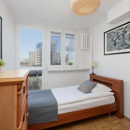 Wola Spacious 3-bedroom Close To The Metro By Renters Appartement Varsovie